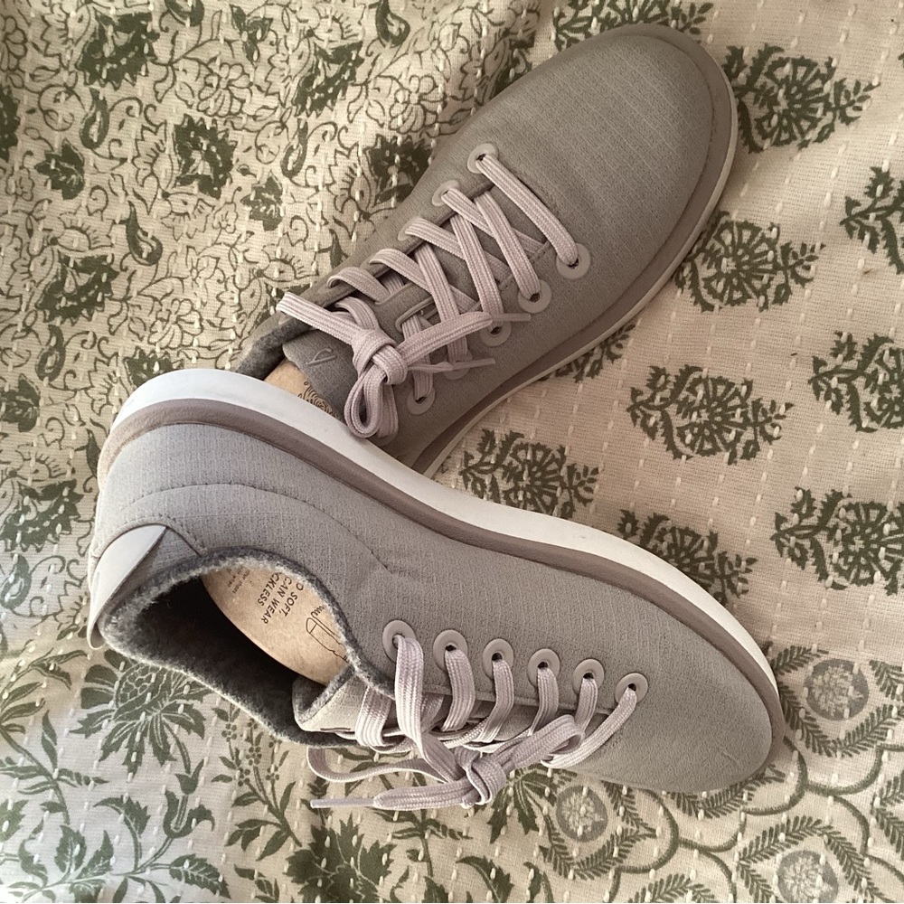 Beautiful worn only once Woman’s Allbird sneakers.